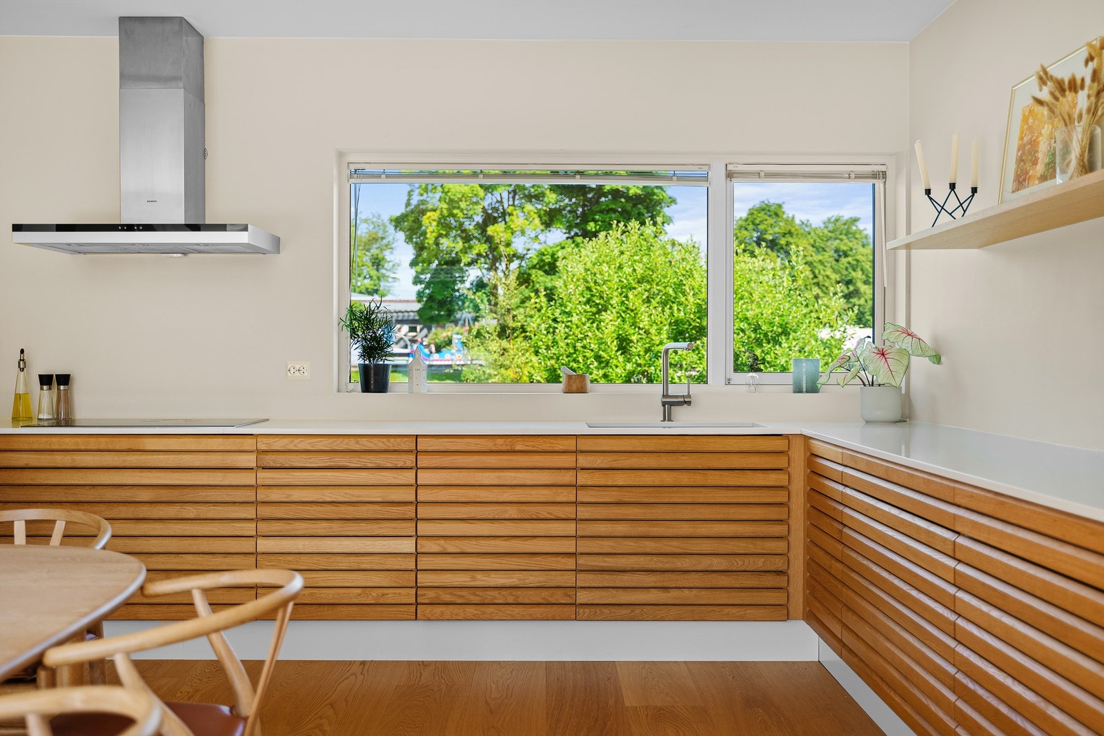 Rikelig med skuff- og benkeplass. Galleribilde