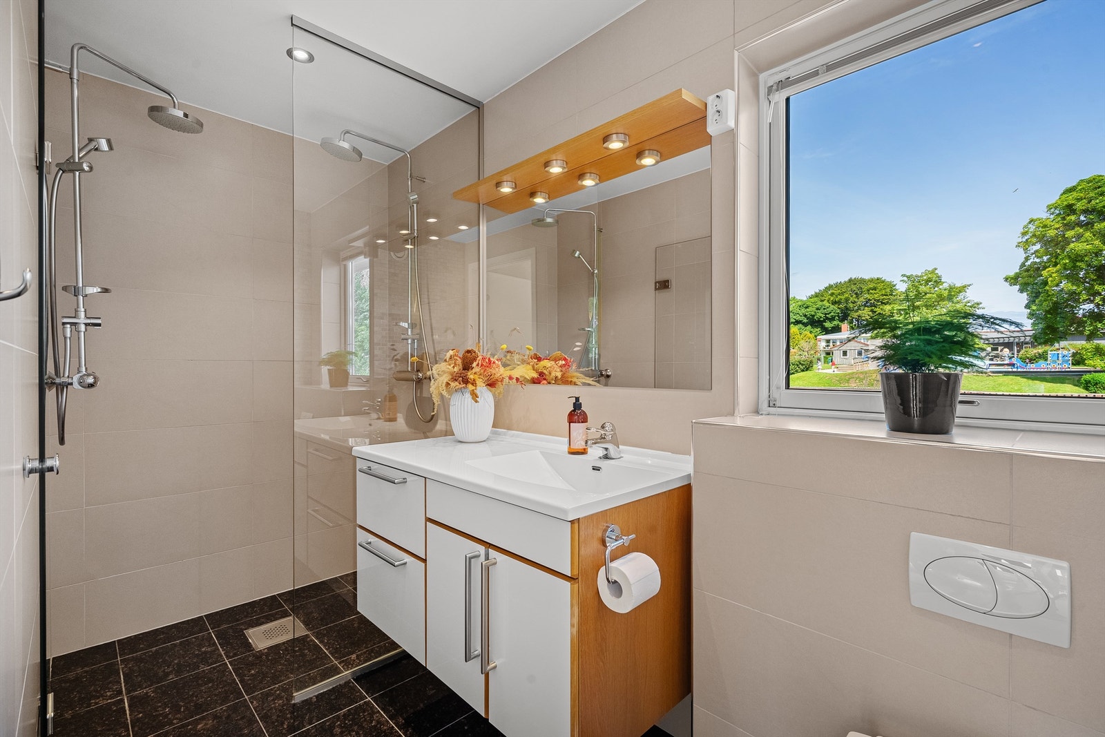 Bad i 2 etg med baderomsmøbler fra HTH. Galleribilde