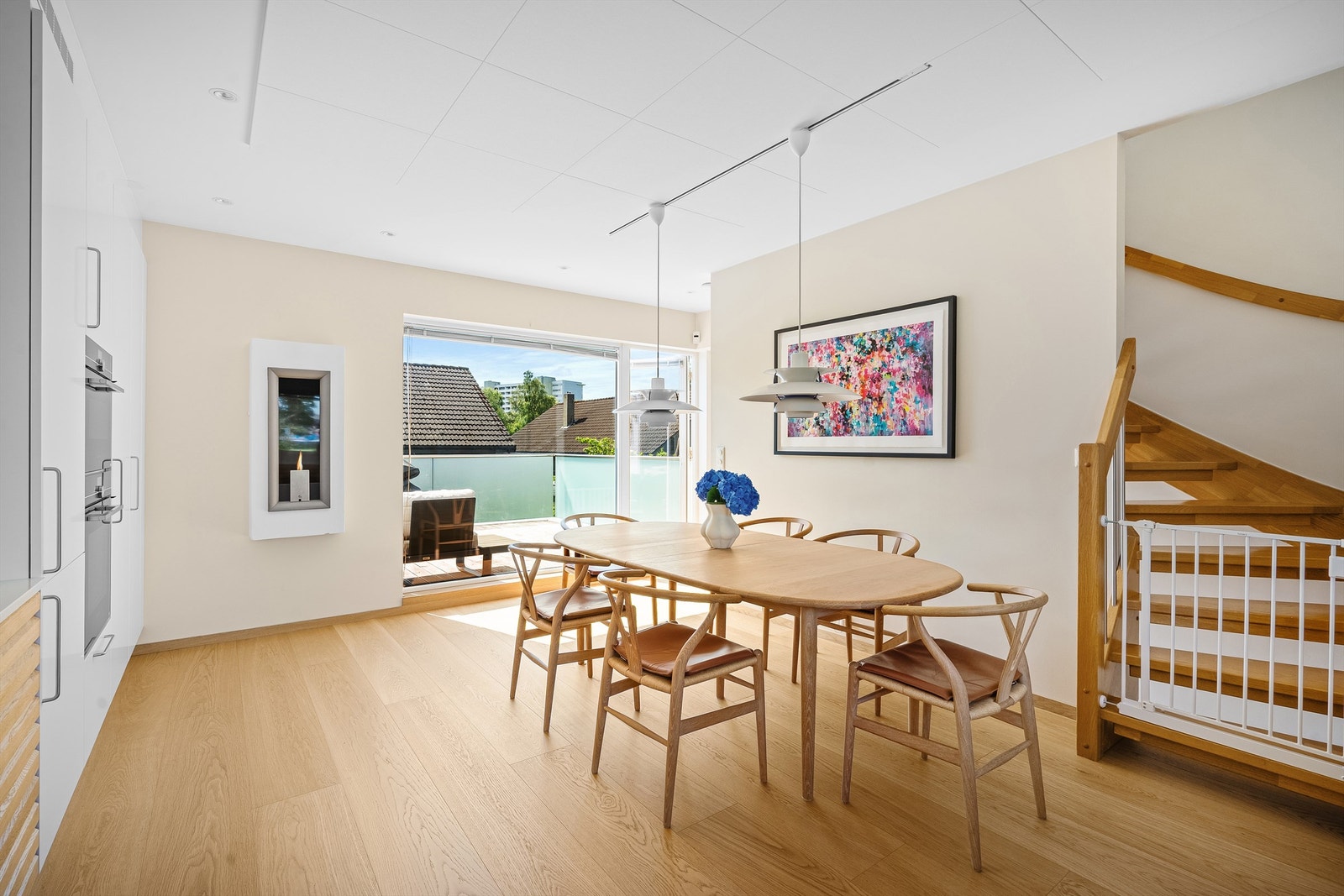 Romslig spisestue - god plass til spisebord. Galleribilde