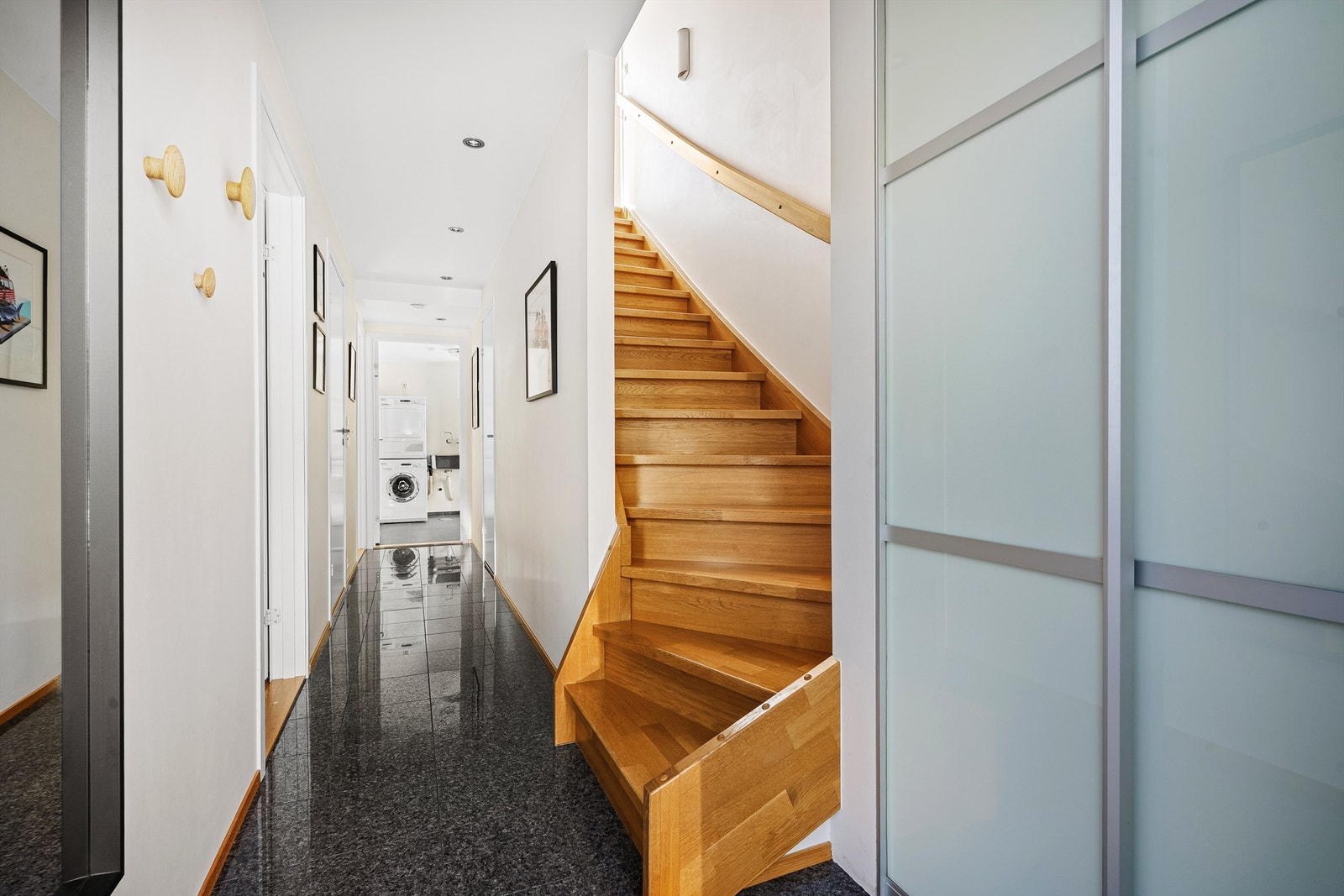 Entré/inngangsparti - lekre fliser på gulv med varmekabler. Galleribilde