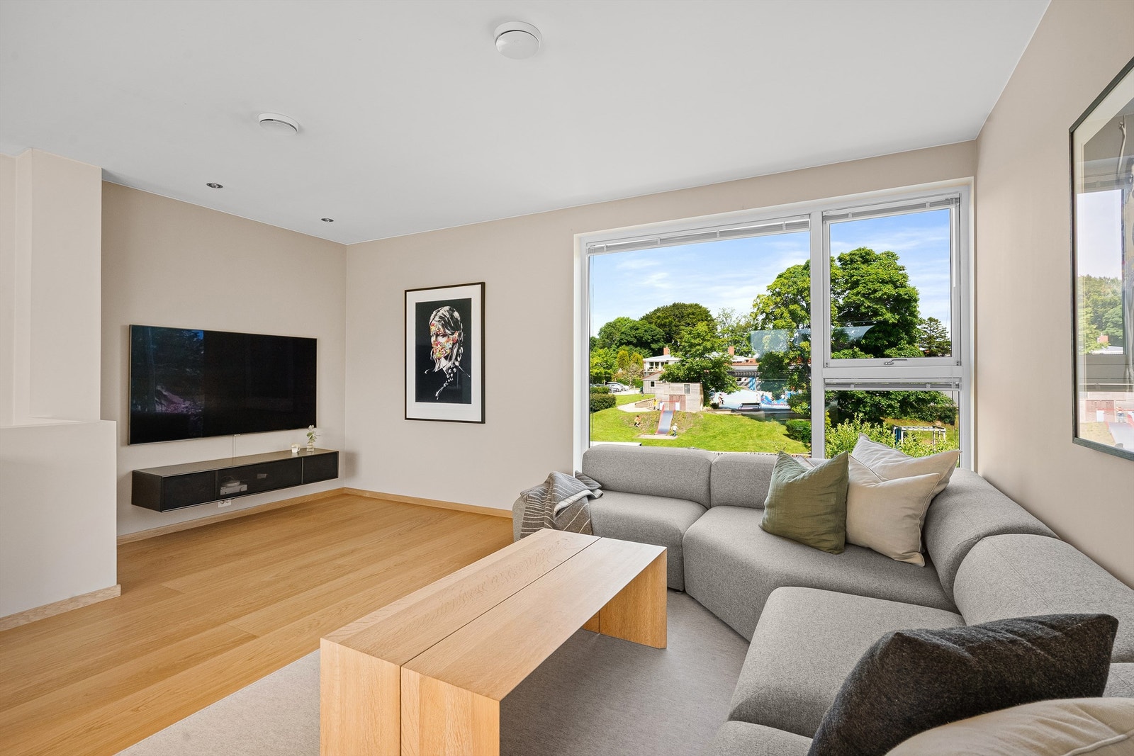 Romslig stue med god plass til møblement. Galleribilde