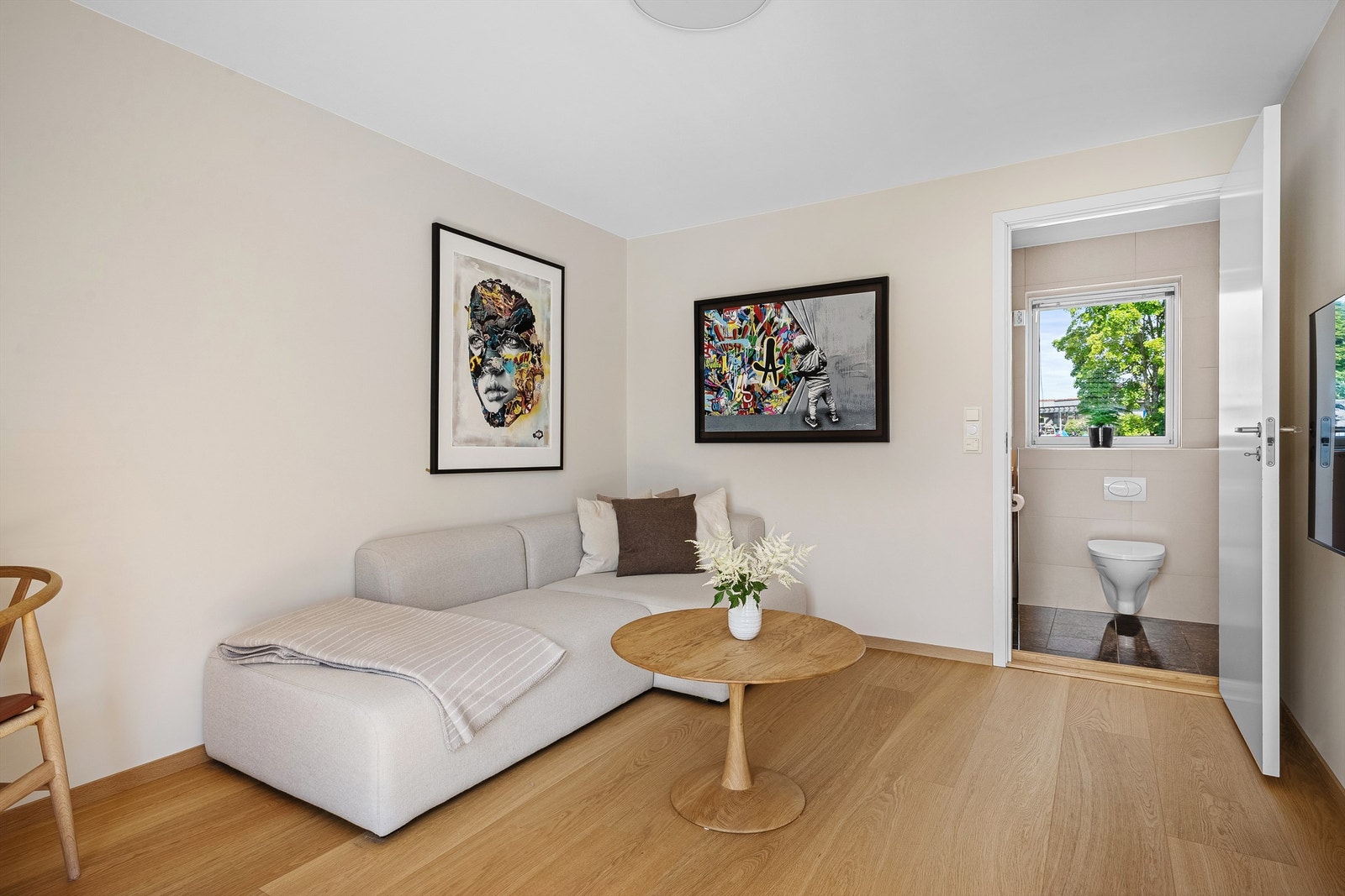 Hovedsoverom i 2 etg. Direkte tilknytning til privat bad fra soverom. Rom er idag innredet som stue. Galleribilde