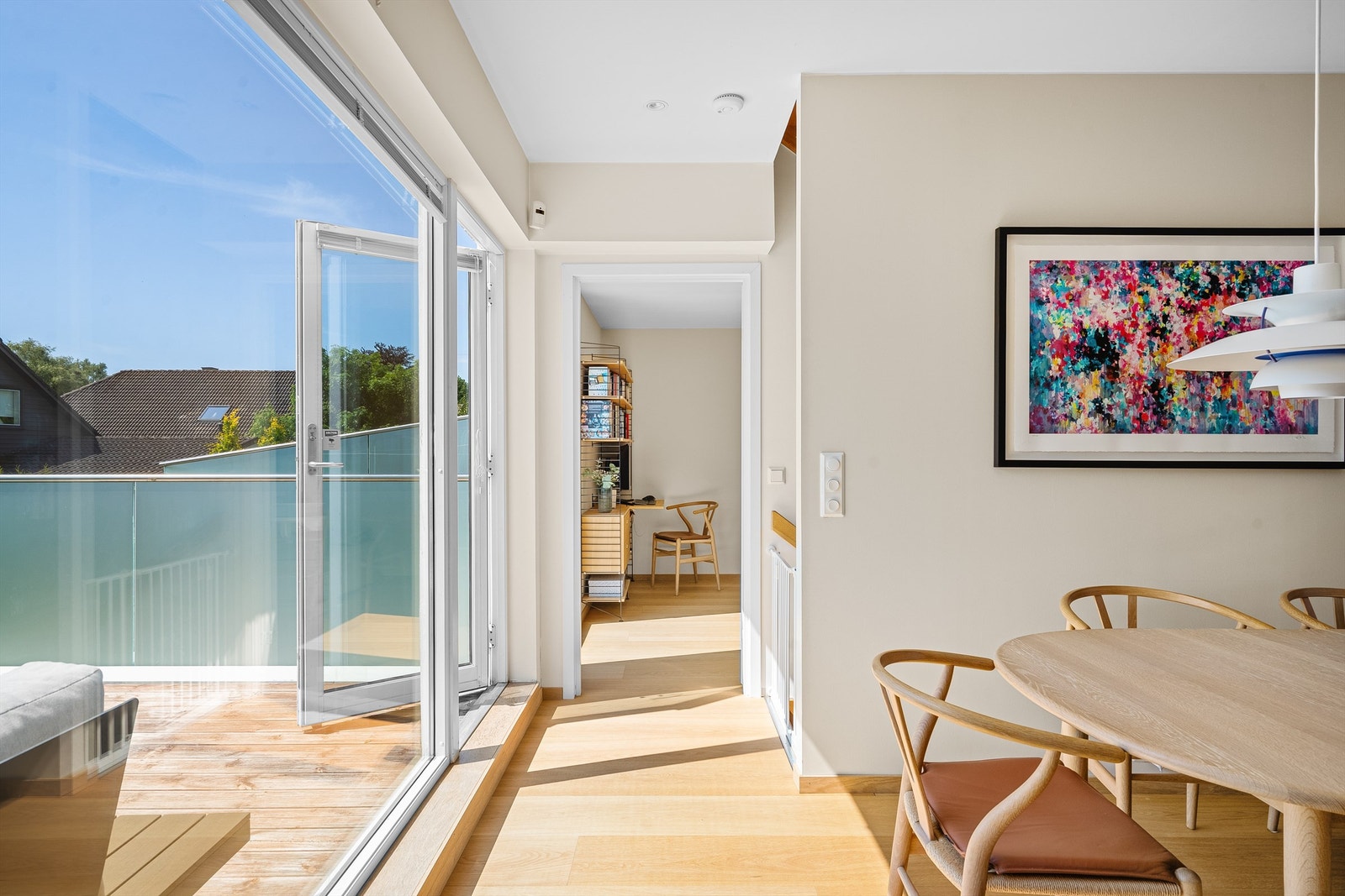 Ditekte utgang til herlig balkong- en forlengelse av kjøkken. Galleribilde