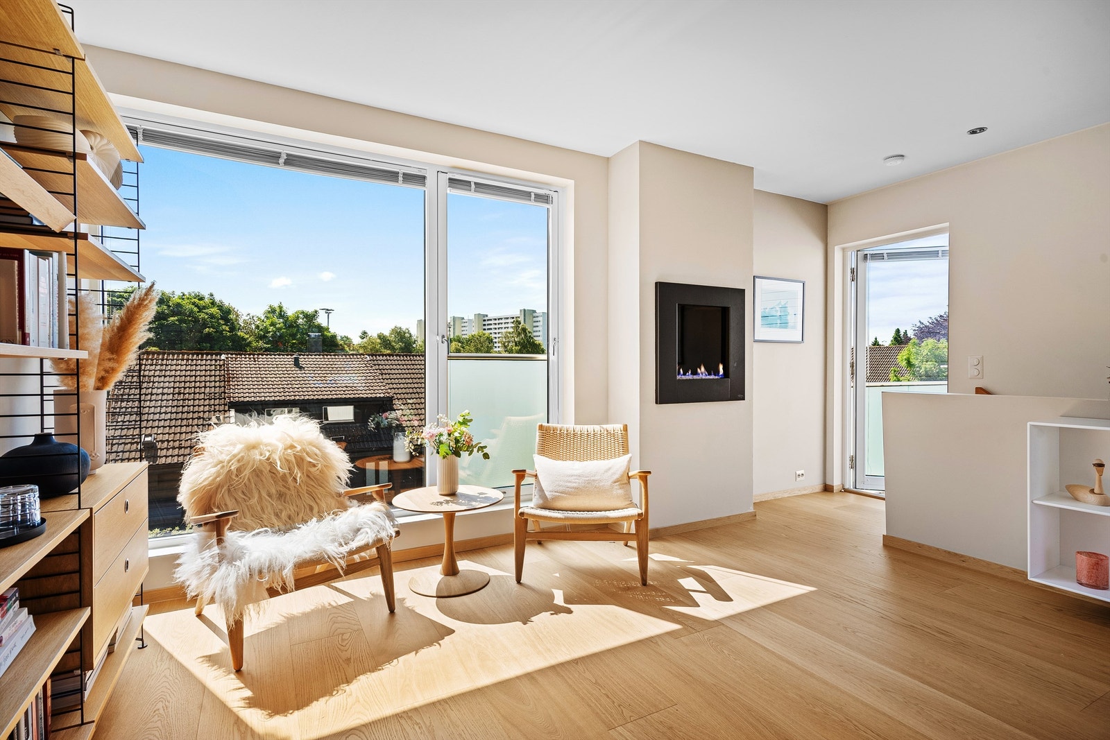 Stue med direkte utgang til avskjermet og solrik takterrasse. Galleribilde