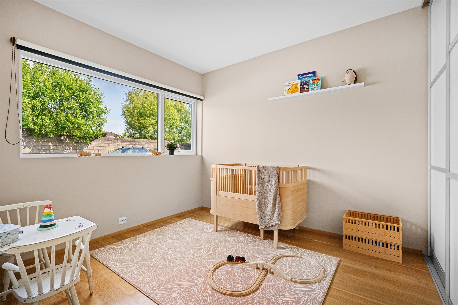 Soverom nr 3 med stor skyvedørsgarderobe. Galleribilde