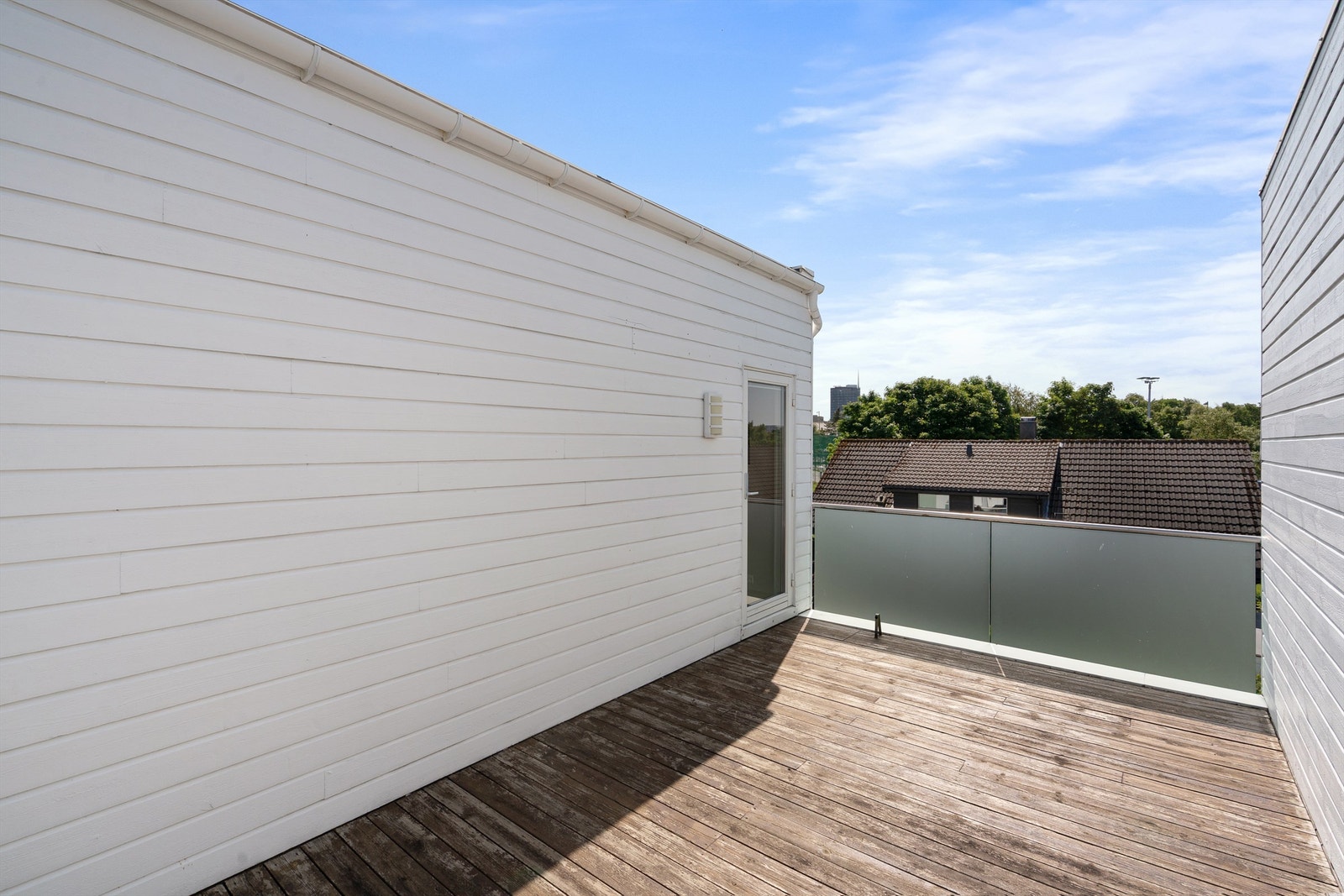 Avskjermet og solrik takterrasse. Galleribilde