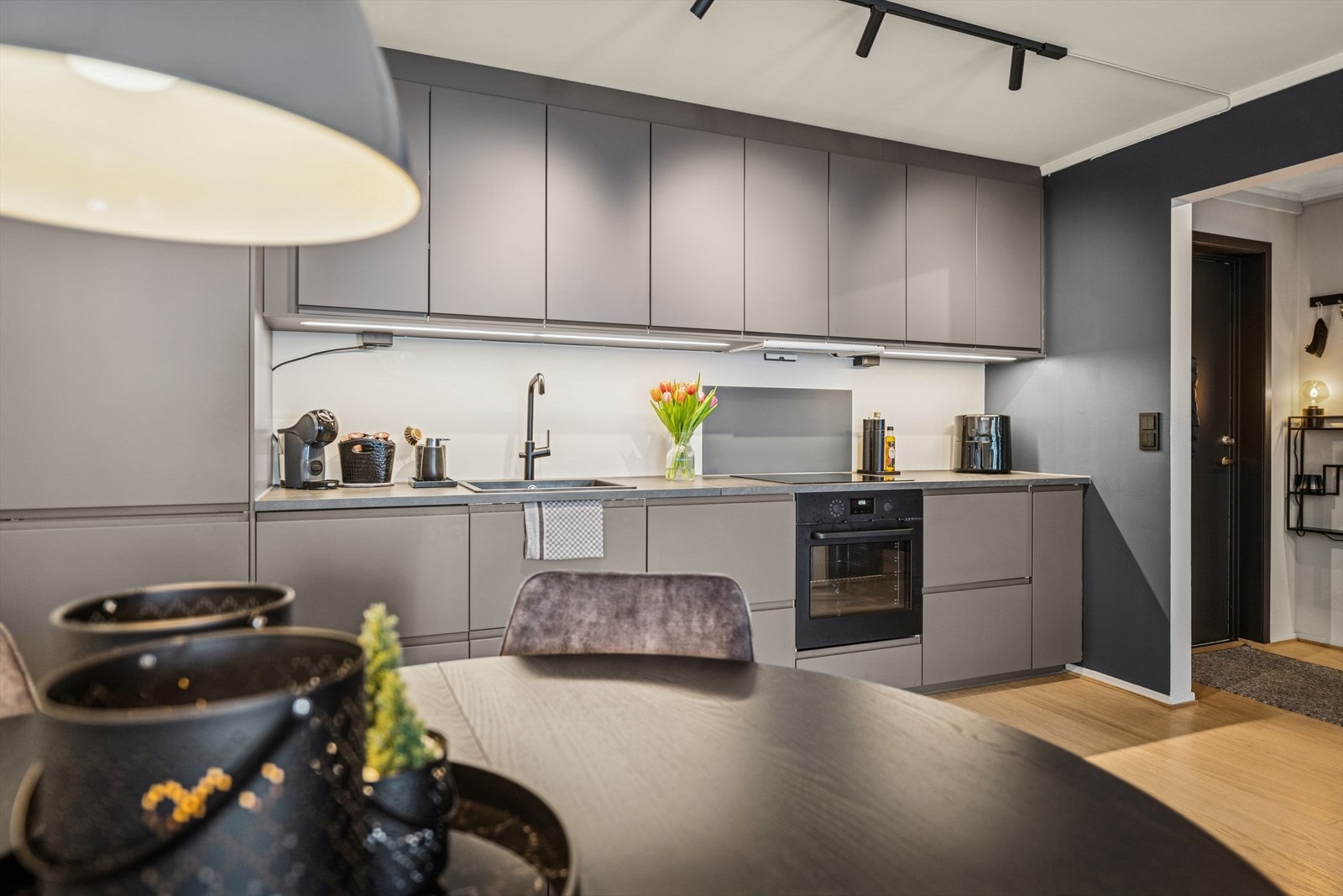 Stilrent og moderne kjøkken med det en måtte trenge av skap-, skuff- og benkeplass. Galleribilde