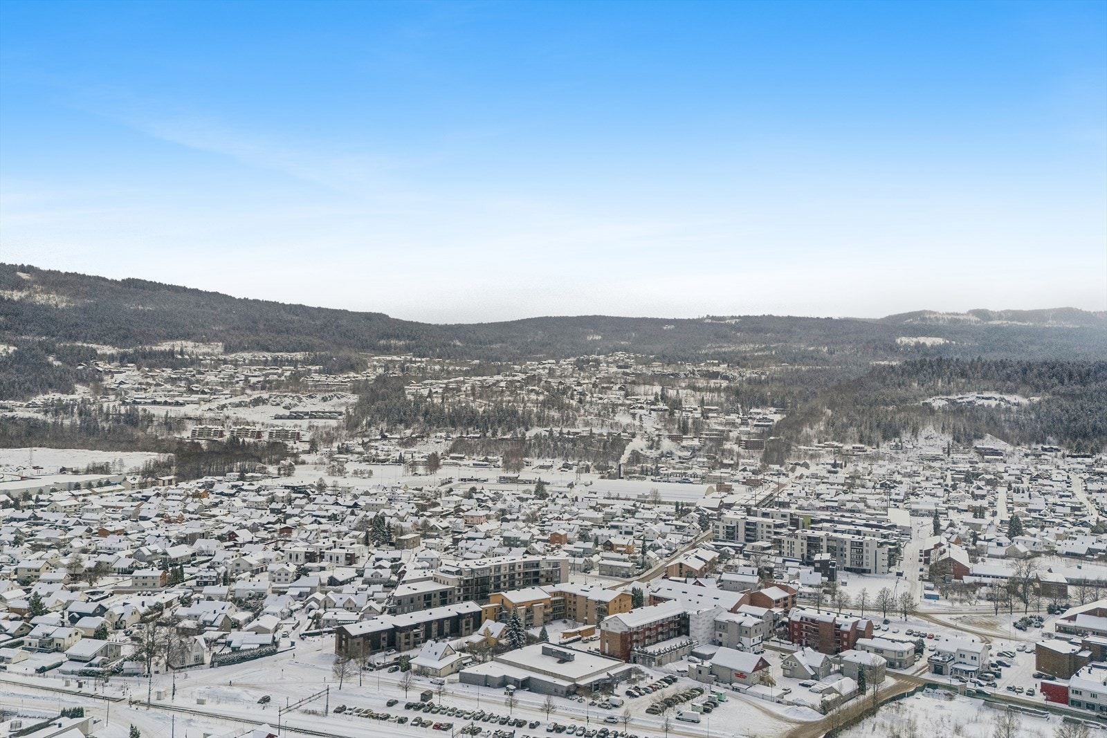 For den aktive byr nærområdet på fantastiske muligheter. Langs Drammenselva finner du idyllisk gangsti, perfekt for både rolige spaserturer og aktive løpeturer. Galleribilde