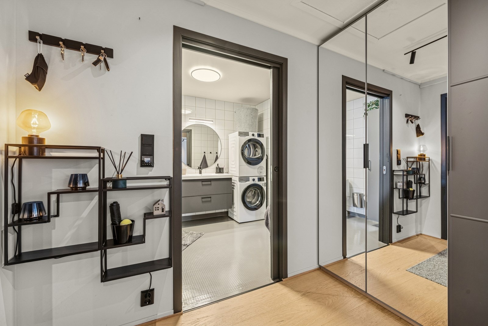 Lys og hyggelig entré med plass for gode garderobe- og opphengsløsninger. Galleribilde