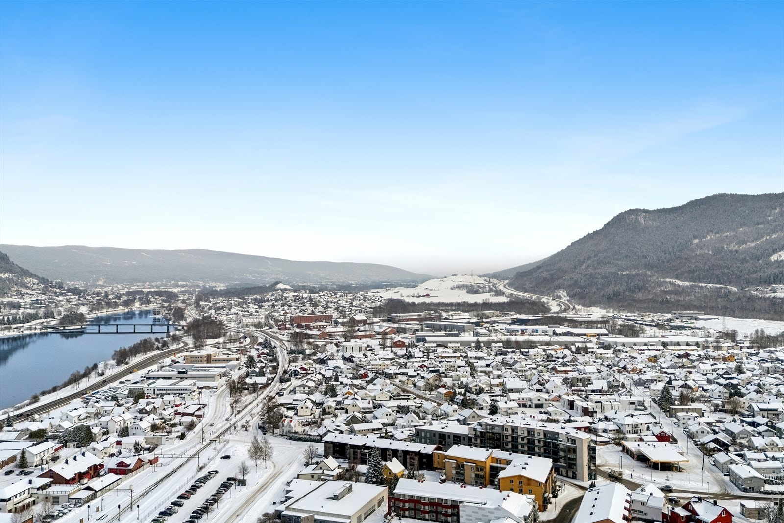Kun en kort kjøretur unna ligger Finnemarka med flotte turstier og preparerte skiløyper vinterstid. Galleribilde