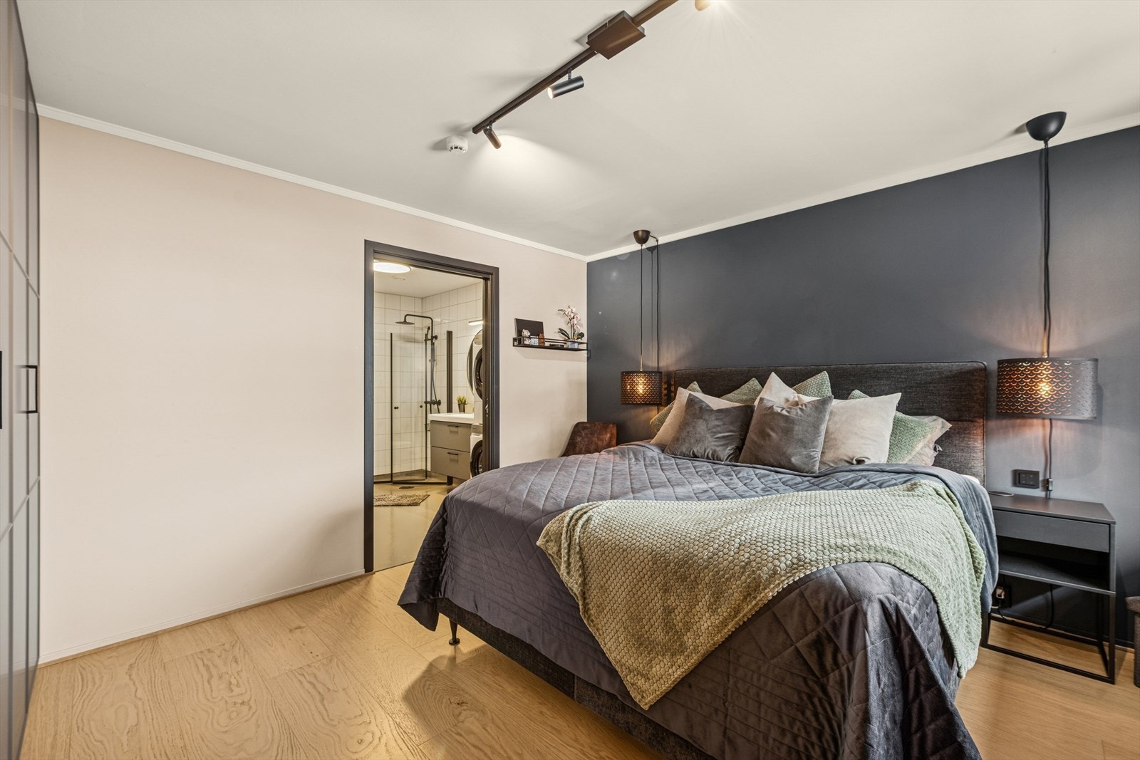 Romslig soverom med god plass for dobbeltseng og nattbord. Galleribilde