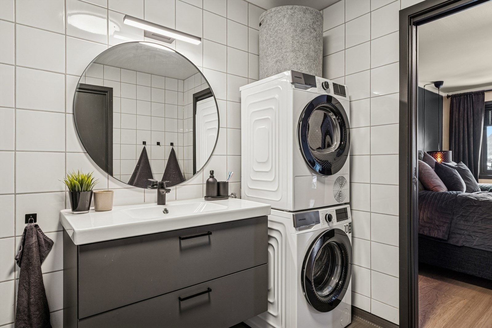 Moderne baderomsinnredning med gode skuffer. Galleribilde