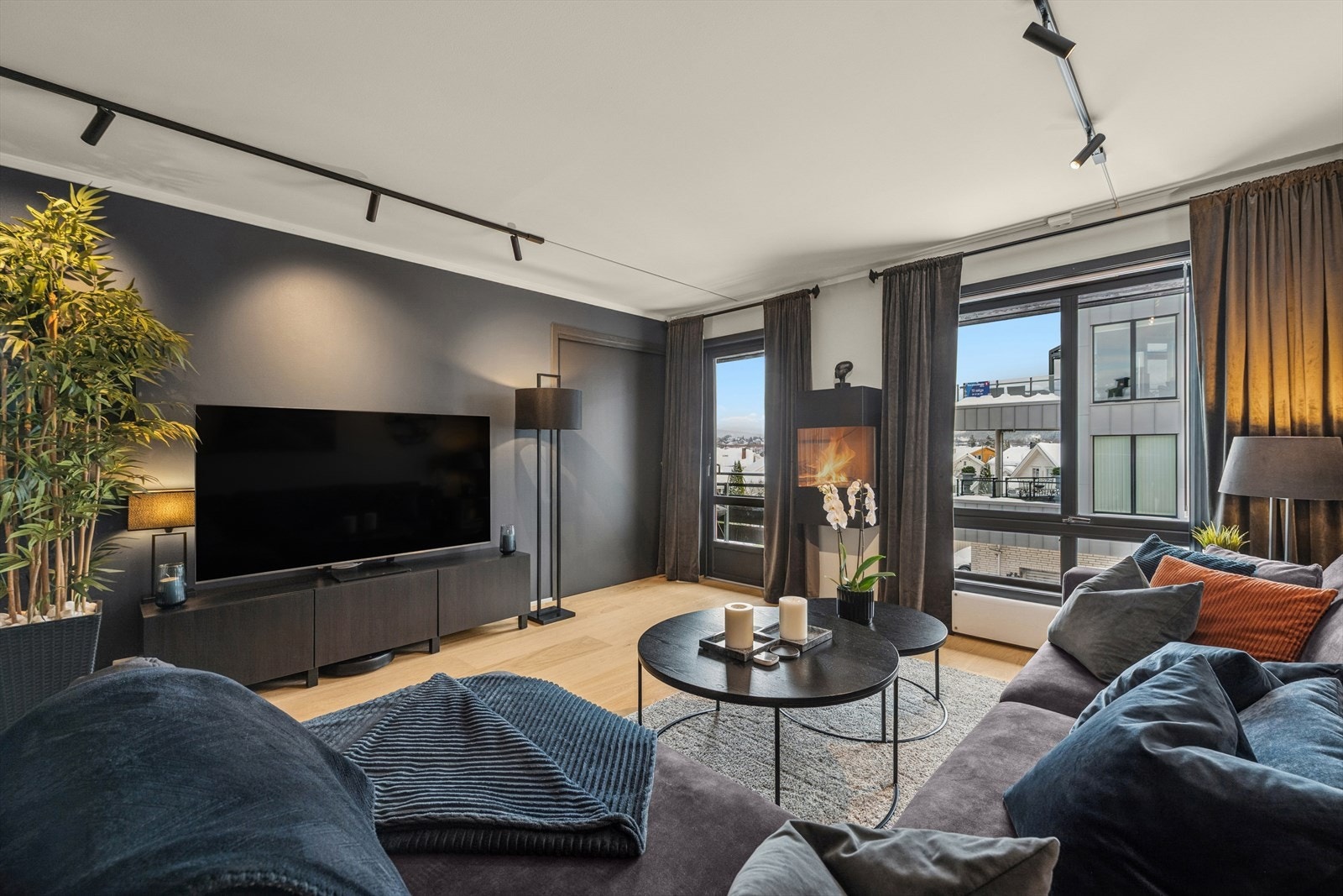 Sofakroken finner fort sin naturlige plass i rommet, og tv-en kan med fordel plasseres mot/på vegg. Galleribilde