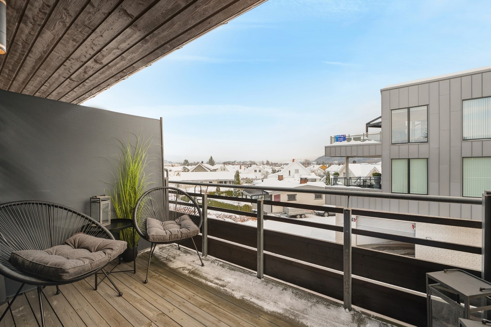 Fra stuen er det videre utgang til en flott overbygget balkong. Galleribilde