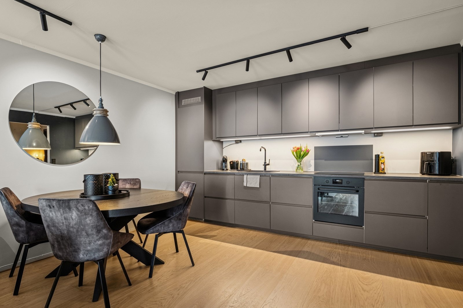 Spisegruppen tar plass i egen sone og inviterer til sosiale og hyggelige måltider med kjente og kjære. Galleribilde