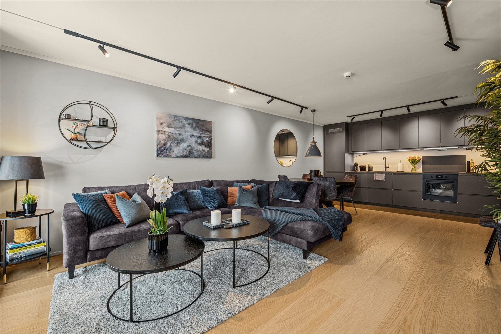 Vi beveger oss videre inn i en stilfull og moderne stue. Galleribilde