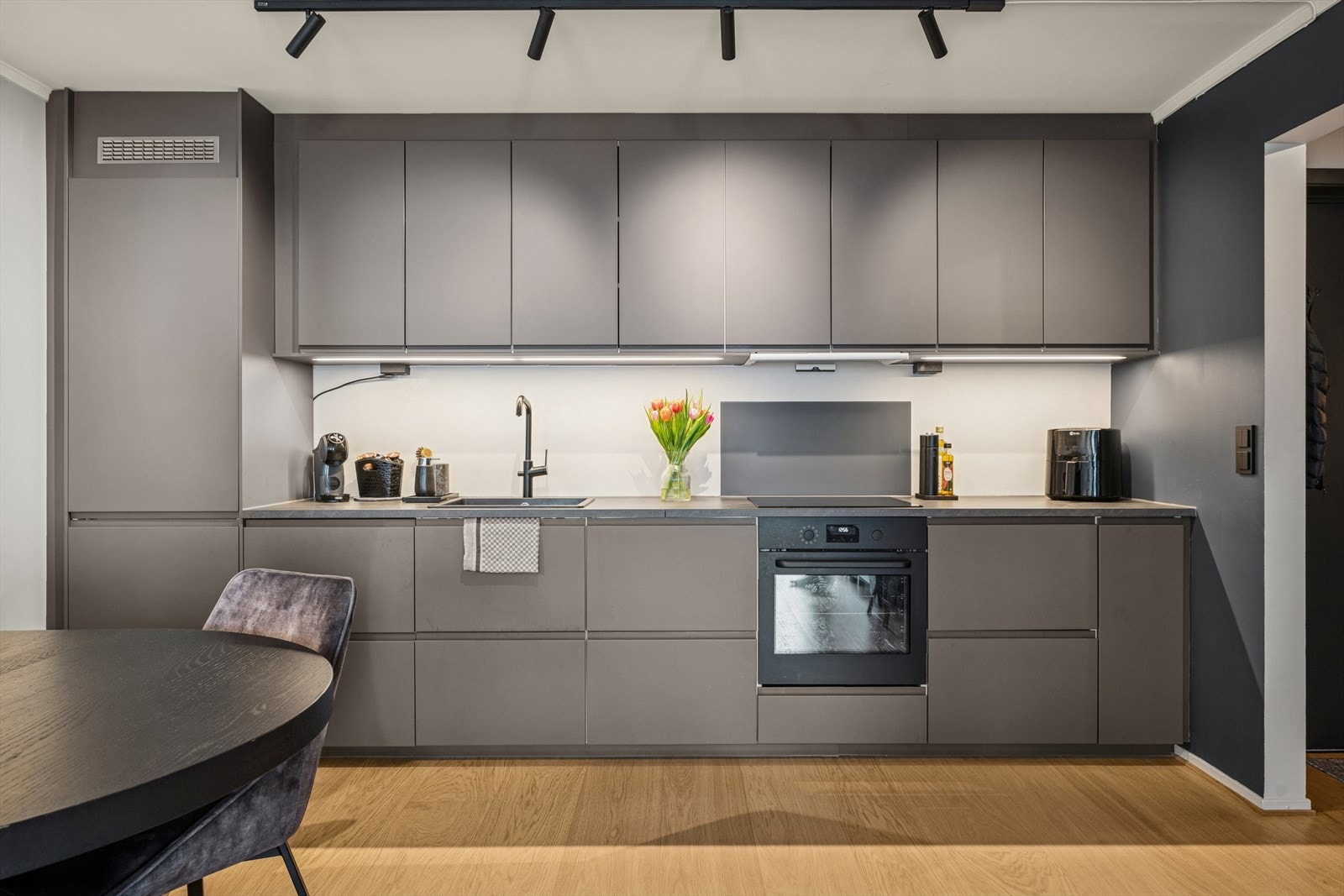 Integrerte hvitevarer som stekeovn, platetopp, oppvaskmaskin og kjøl/frys. Galleribilde