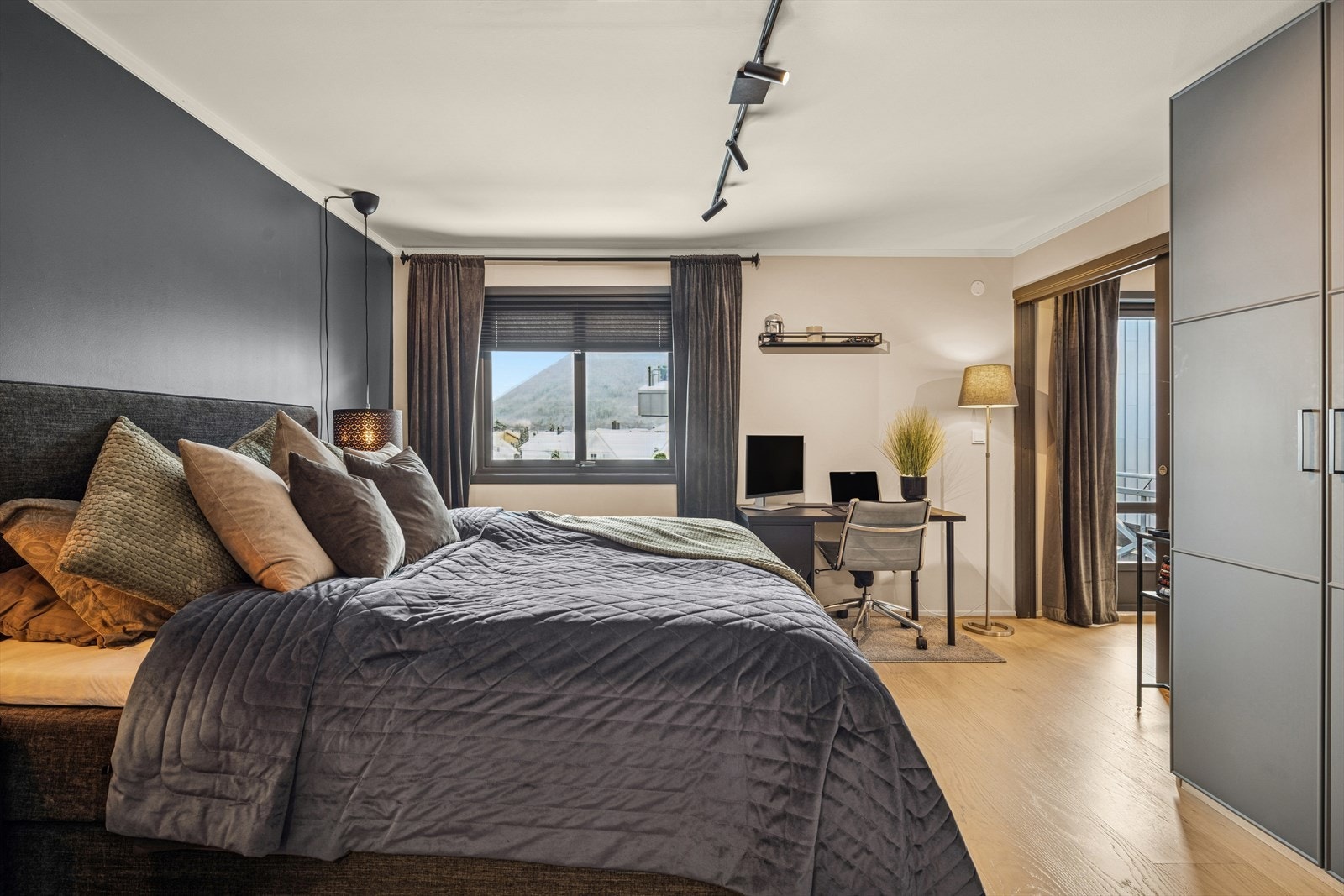 Ved behov er det også anledning for å ha en kontorpult i rommet. Galleribilde