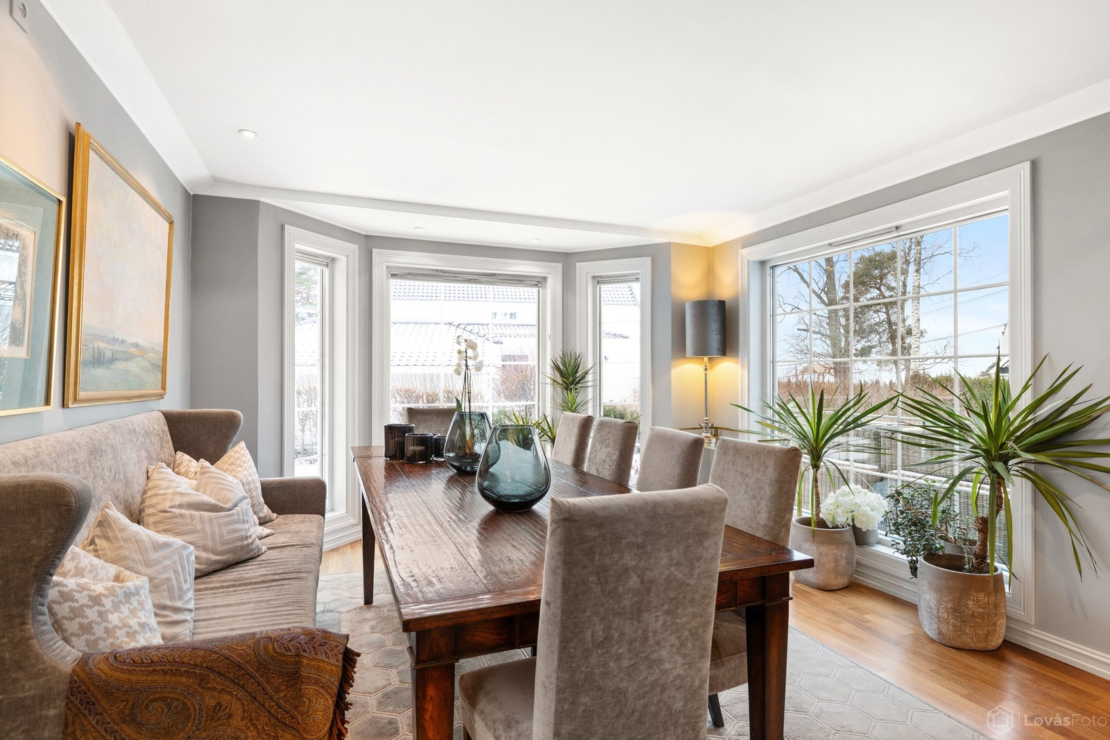 Spisestue med utsyn til hagen Galleribilde