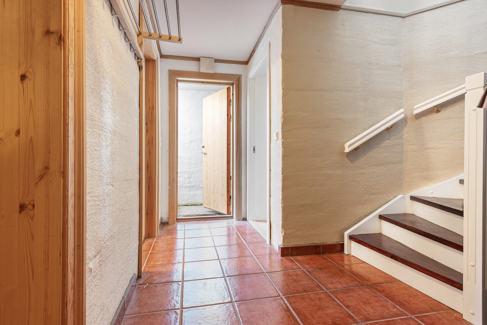 Trappegang med gulvfliser med gulvvarme og egen inngang utenfra via utvendig kjellertrapp Galleribilde