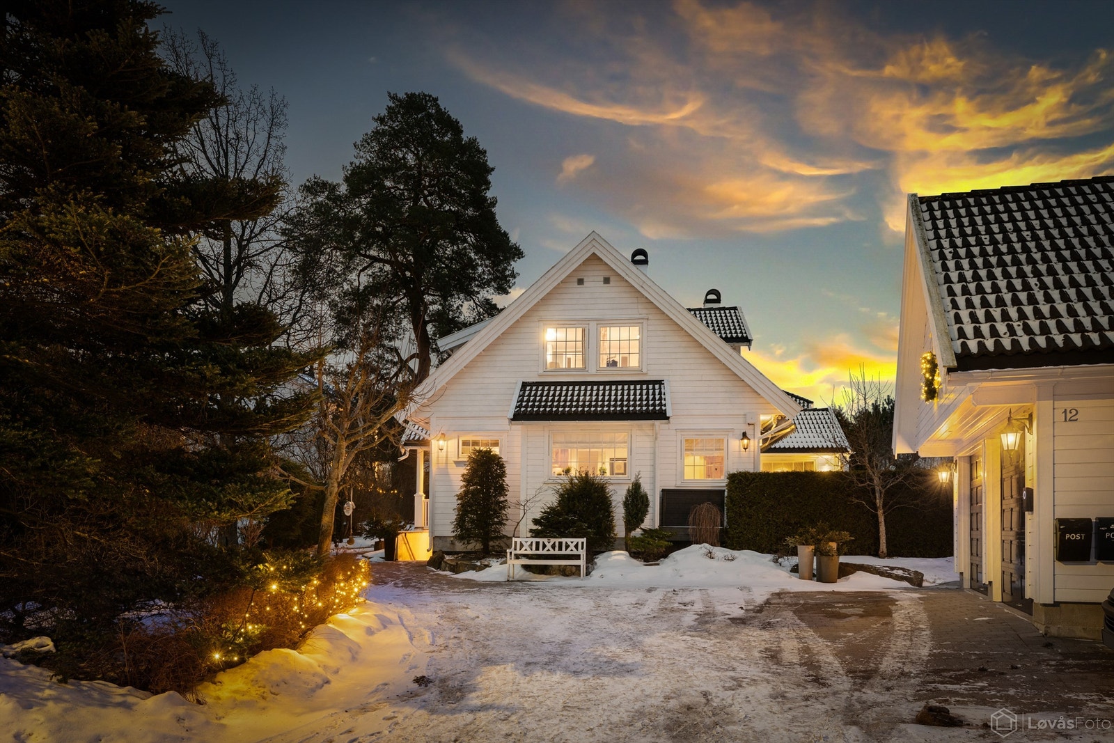 En stor og romslig arkitekttegnet villa i klassisk stil som ble tegnet av Homlong og Raknestangen Arkitektfirma AS. Huset har en innholdsrik og god planløsning som gir flere bruksmuligheter, bl.a. tilrettelagt for hybel i kjelleretasjen Galleribilde