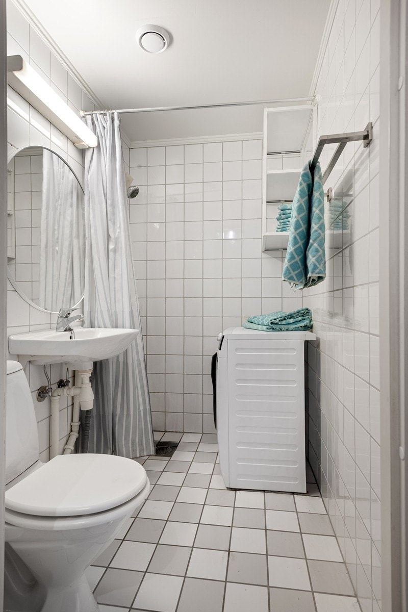 Bad med gulvarme og opplegg for vaskemaskin Galleribilde