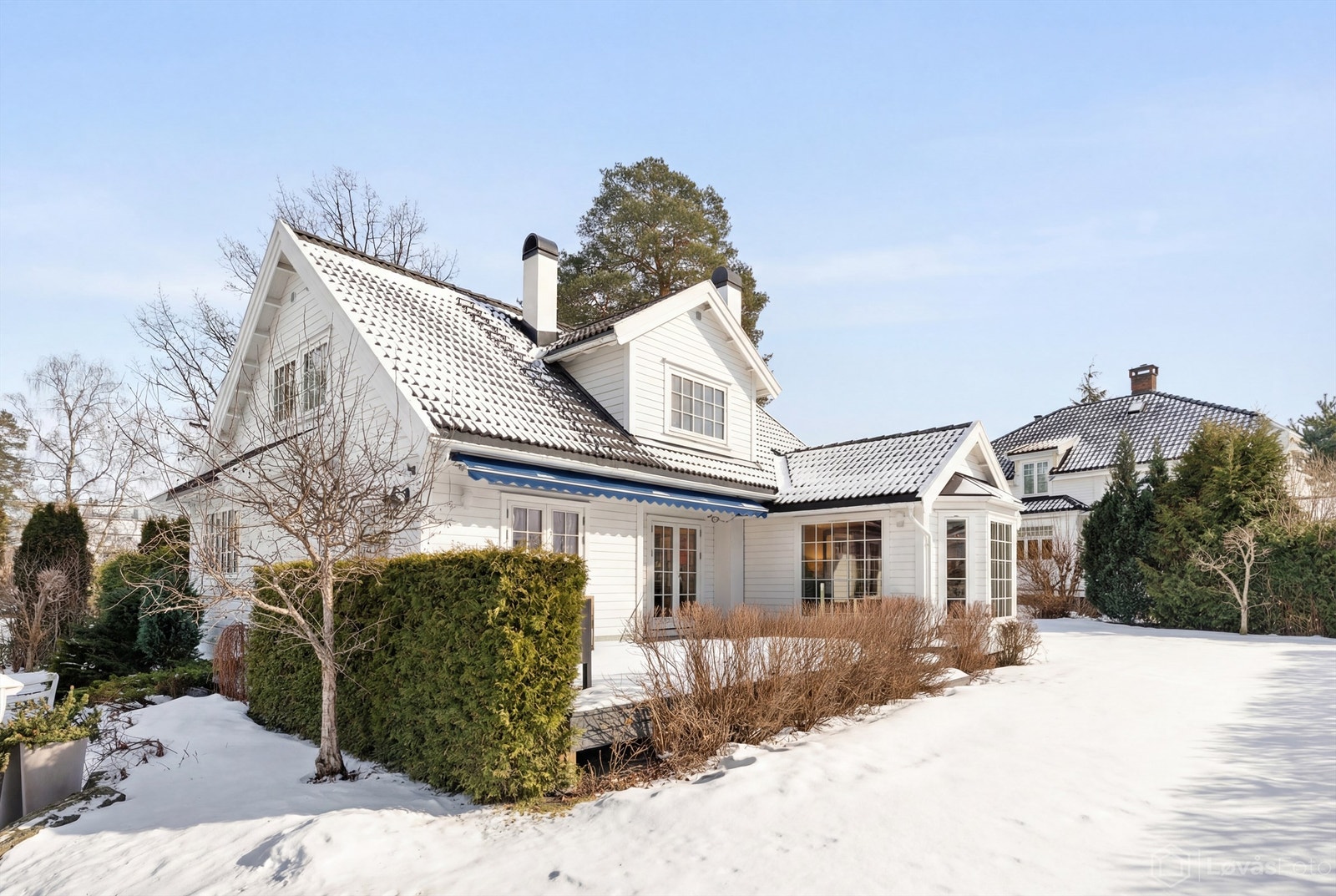 Terrassen er på 41 kvm og er belagt med kompositt terrassebord som krever lite vedlikehold. Elektrisk markise på terrassen Galleribilde
