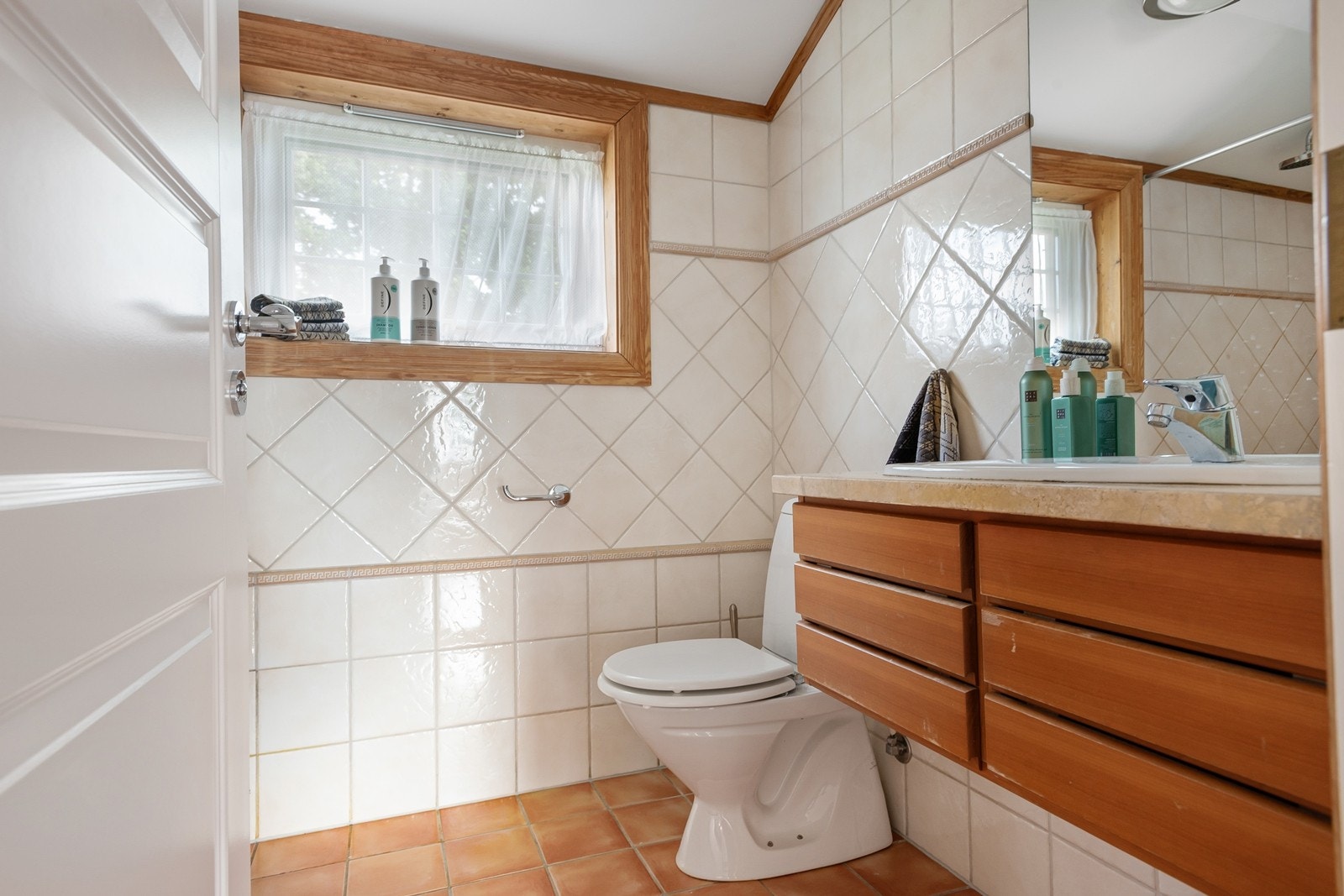 Det andre badet i etasjen ligger i praktisk tilknytning til barnerommene. Vegghengt innredning fra Multiform med heltre fronter og benkeplate av lys stein også her. Dusjhjørne med ett-greps dusjarmatur tilkoblet hånddusj og regnfallsdusj Galleribilde