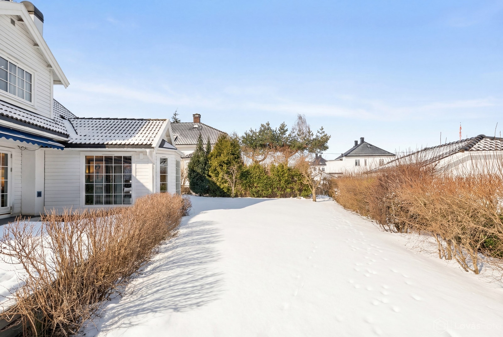 Hagen er tilbaketrukket og skjermet fra naboer med hekker og beplantning Galleribilde