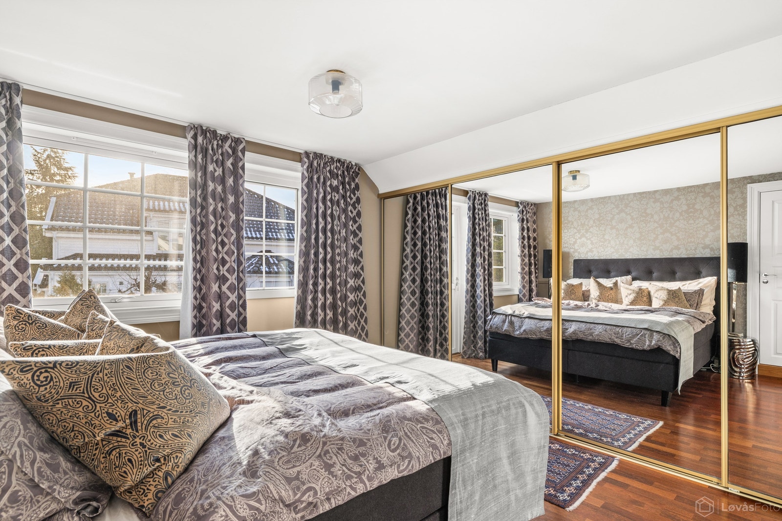 Godt med garderobeplass i stor skyvedørsgarderobe Galleribilde