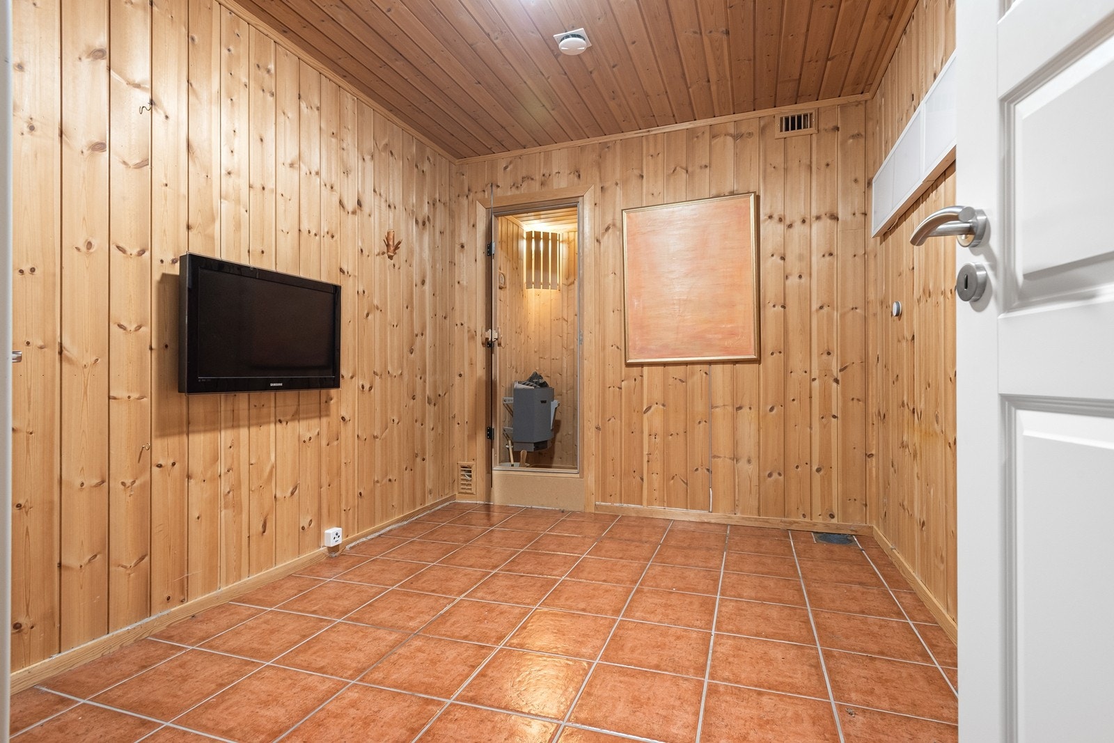 Boden i tilknytning til badstuen med flislagt gulv med varmekabler, sluk og mulighet for etablering av dusj Galleribilde