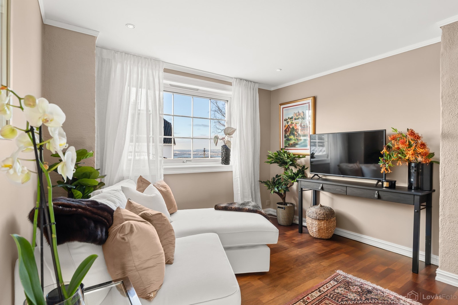 Lys og hyggelig tv-stue med fjordutsikt Galleribilde