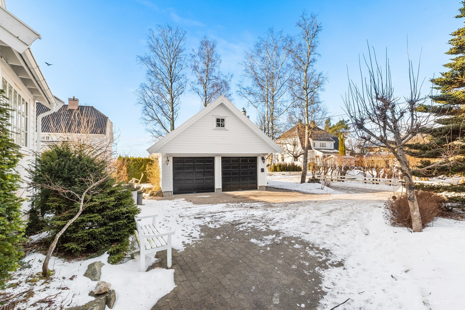 Frittstående dobbelgarasje på 38 kvm og med loftetasje på 18 kvm (loftetasjen har gulvareal på 45 kvm). Elektrisk garasjeport og elbillader på yttervegg. "Smørebod" i garasjen med oppvarming Galleribilde