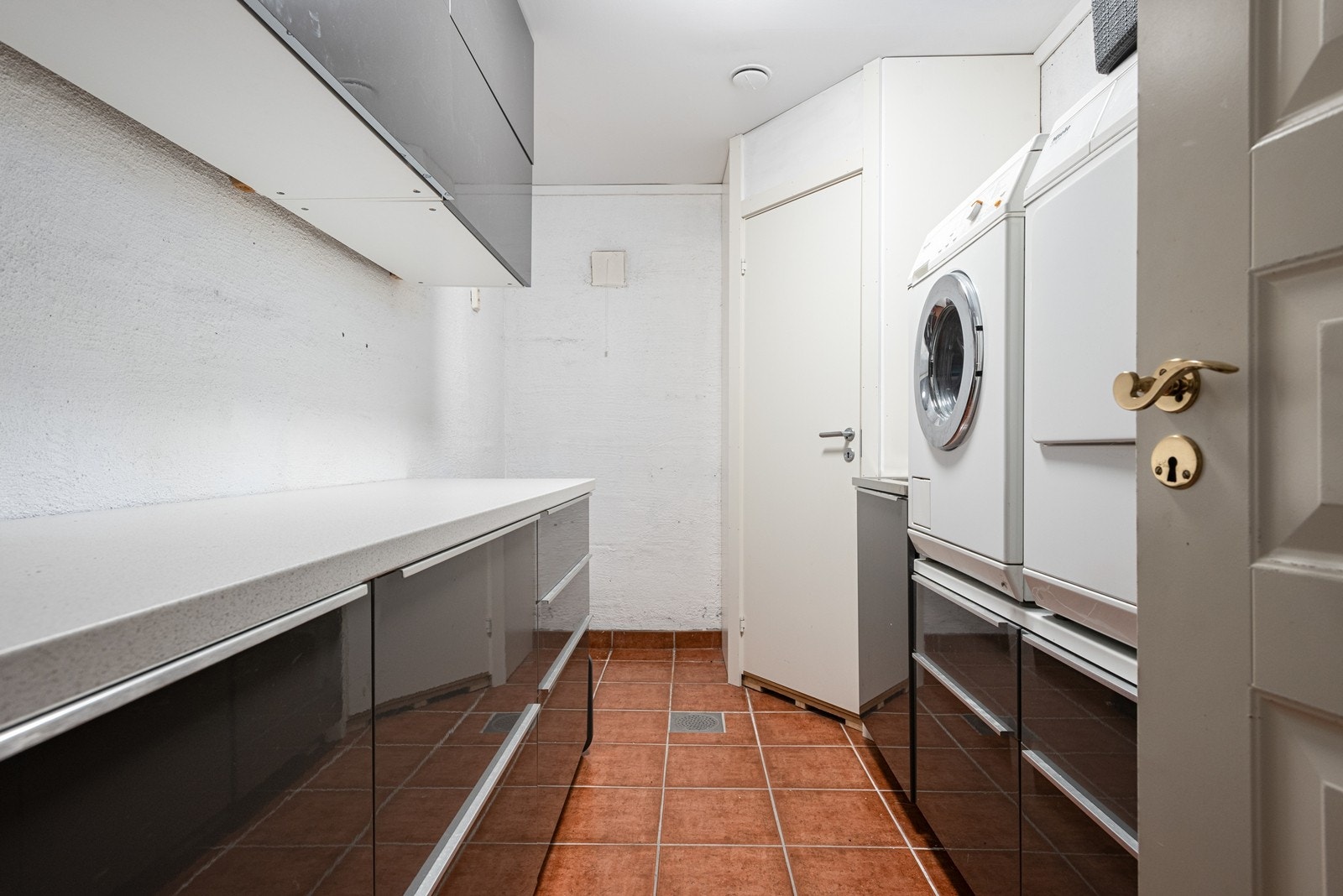 Eget praktisk vaskerom med gulvfliser med gulvvarme Galleribilde