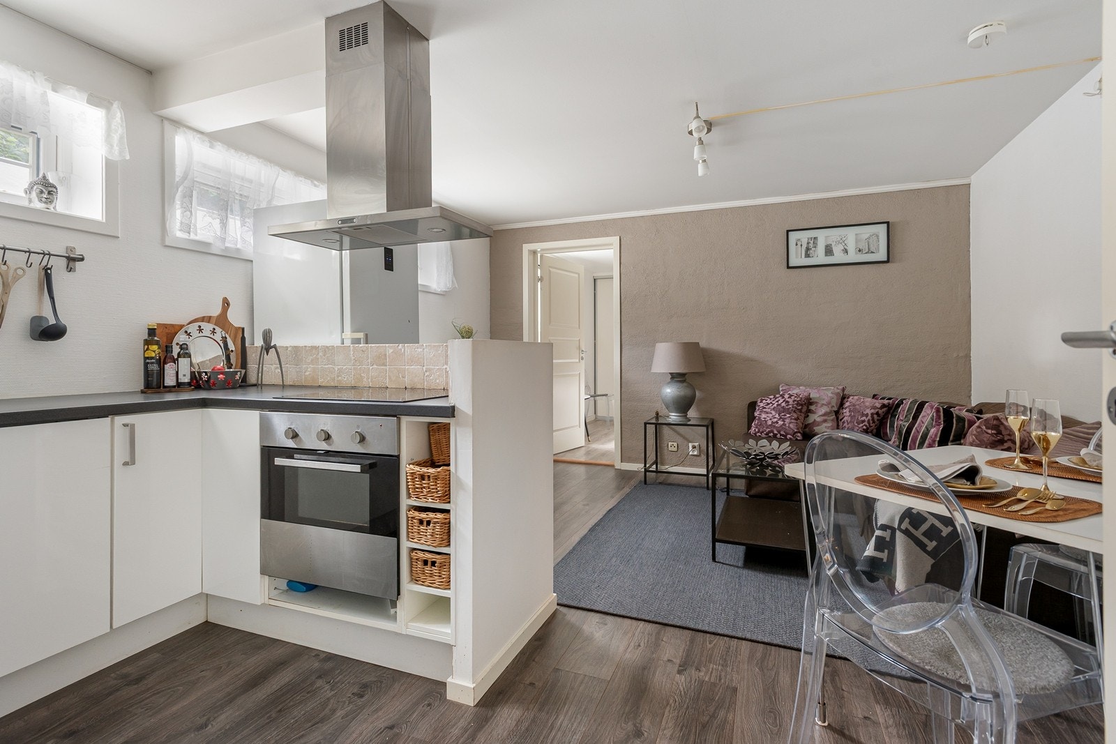 Romslig kjellerstue med åpen kjøkkenløsning og plass til både salong og spisebord Galleribilde