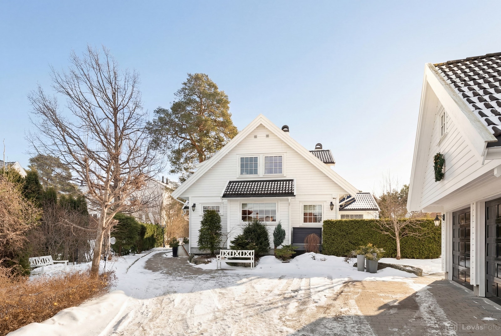 Romslig gårdsplass med belegningsstein Galleribilde