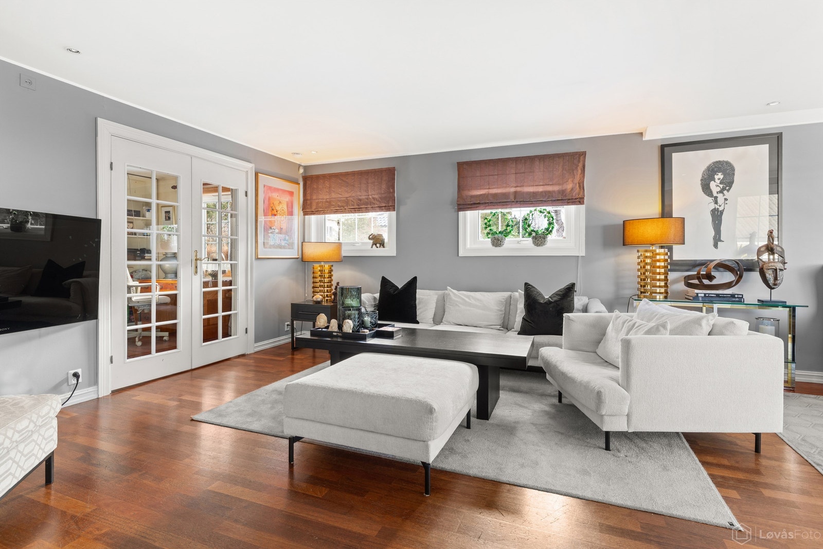 I tilknyting ligger kontoret som også evt. kan benyttes som en ekstra tv-stue, evt. utvidelse av hovedstuen eller lignende Galleribilde