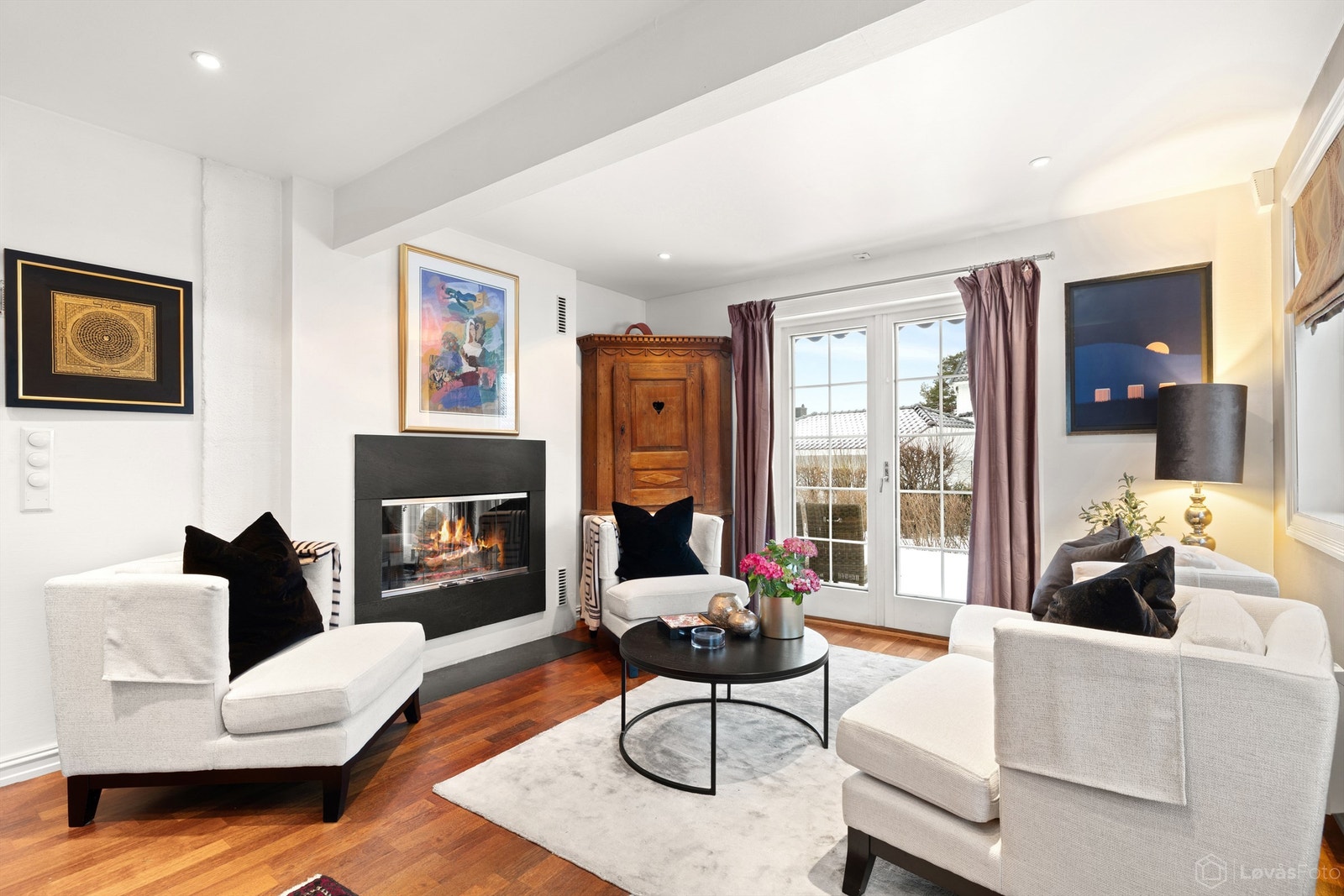 Gjennomgående peis mellom stue og kjøkken med glassdører. Fra rommet er det via 2-fløyet terrassedør utgang til stor vestvendt terrasse og videre til hagen Galleribilde