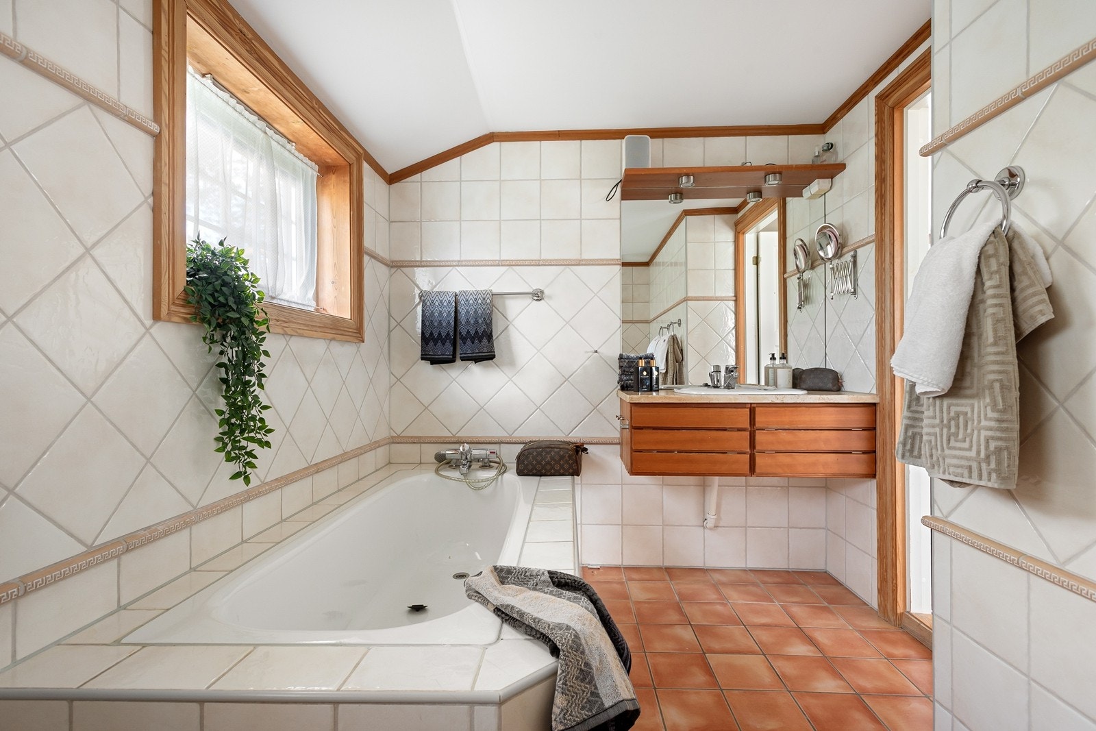 Master bad med gulvvarme. Vegghengt innredning fra Multiform med heltre fronter og benkeplate av lys stein Galleribilde