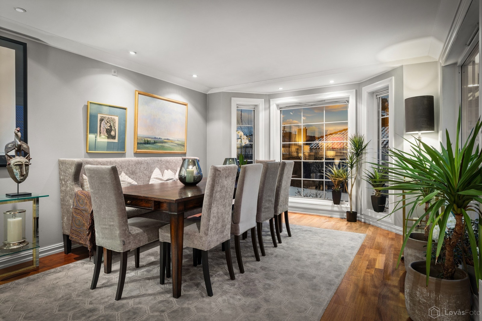 Den romslige hovedetasjen er skreddersydd for både hverdagsliv og sosiale sammenkomster. Store vindusflater slipper inn rikelig med naturlig lys, samtidig som de byr på flott utsikt mot hagen og noe fjordgløtt Galleribilde