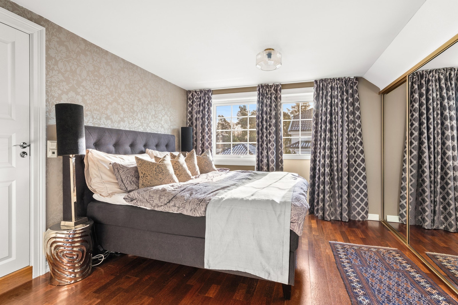 Romslig master soverom med eget tilliggende bad og utgang til sydvendt balkong på 4 kvm Galleribilde