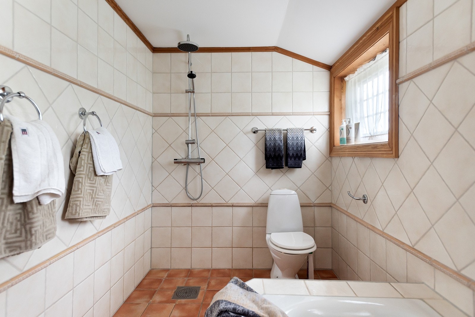 Badet har både badekar og dusj Galleribilde