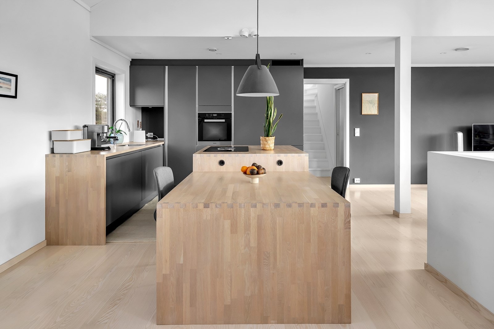 Kjøkken | Rikelig med skap- og benkplass. Her ligger alt til rette for sosiale sammenkomster. Galleribilde