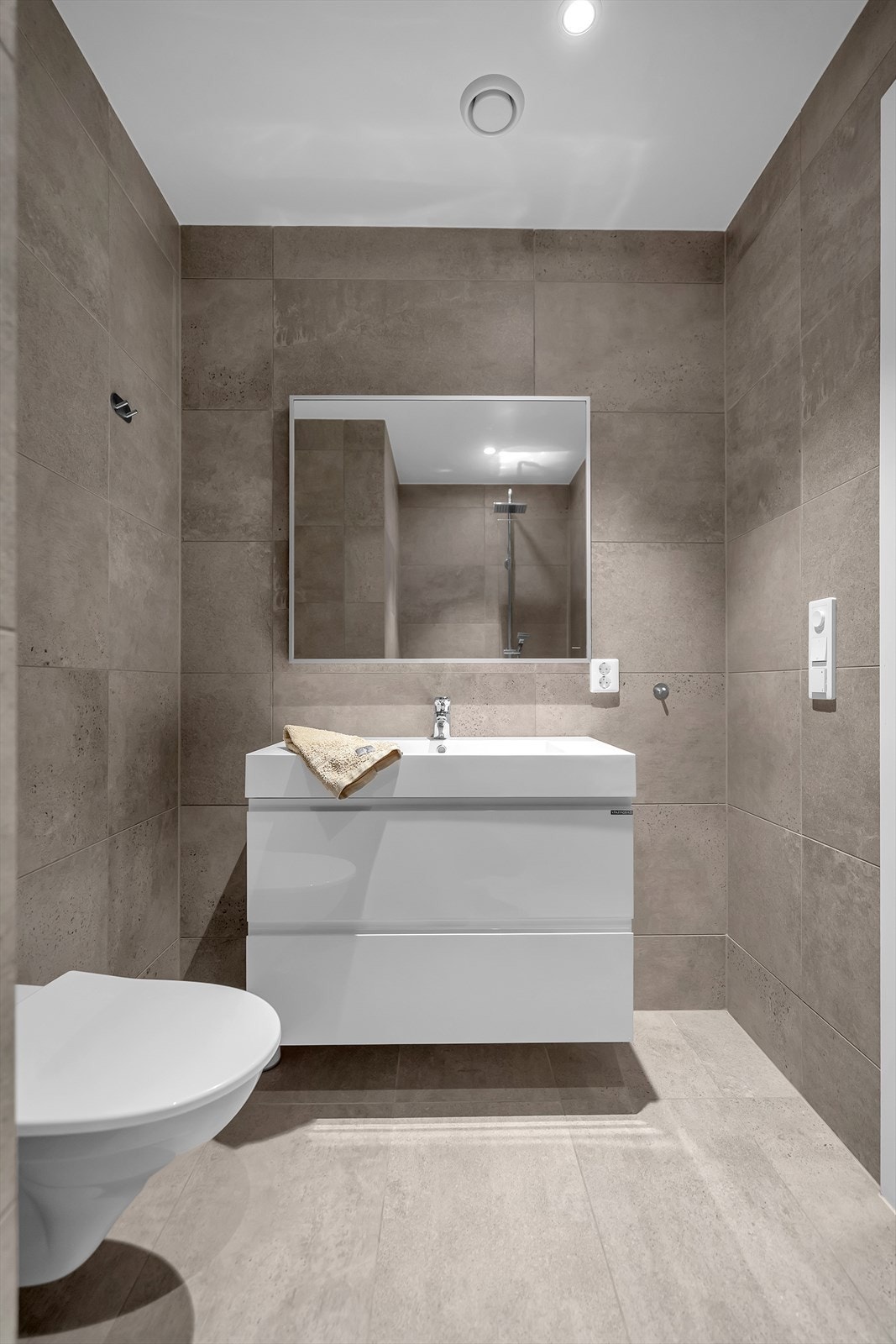 Lekkert bad med vegghengt toalett og dusjnisje | Varme i gulv. Galleribilde