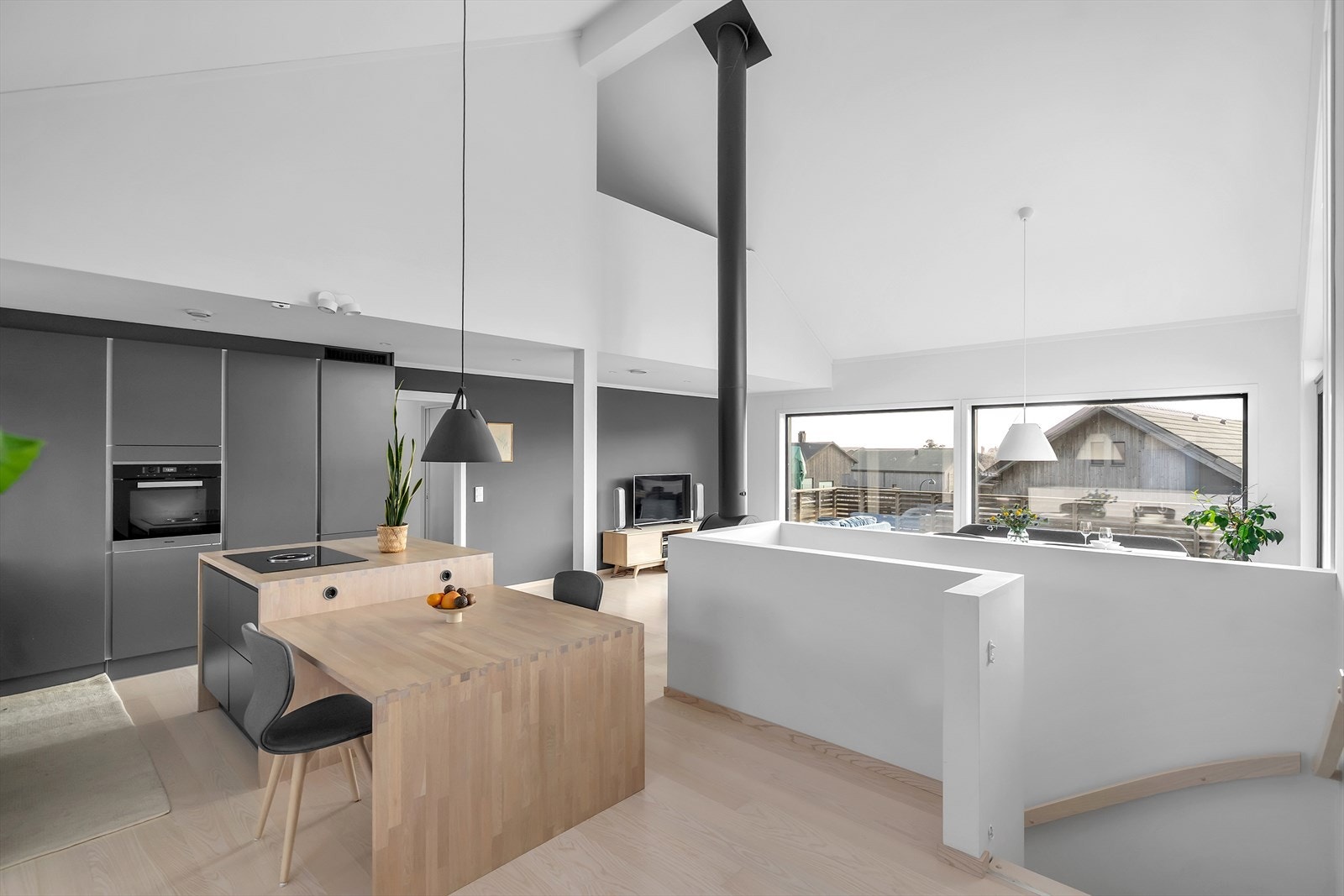 Her har du en lekker stue/kjøkken-løsning, med svært generøs takhøyde. Galleribilde