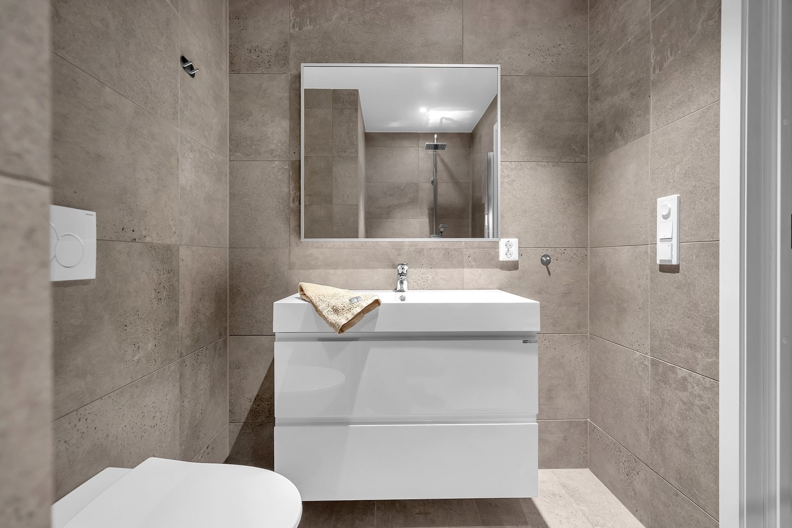 Lekkert bad med vegghengt toalett og dusjnisje | Varme i gulv. Galleribilde