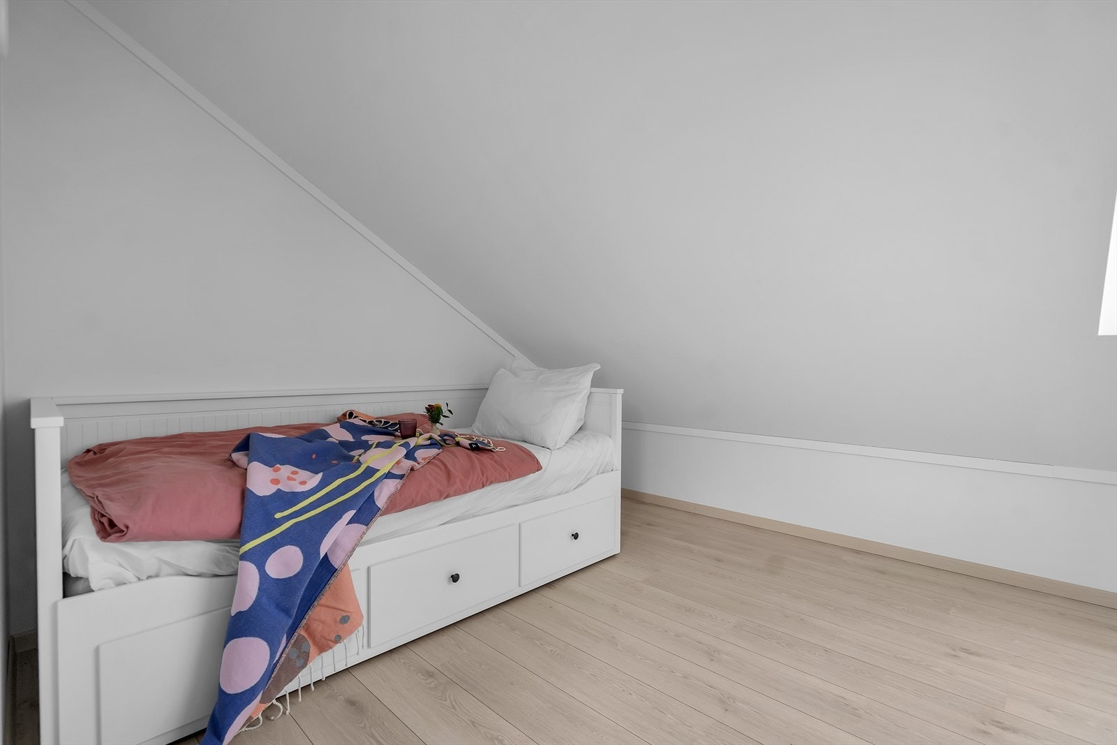 Rom ifm hems | Det foreligger ingen dokumentasjon/tegninger/godkjenninger på loftsetasjen, så denne etasjen er ikke godkjent som rom for varig opphold. Galleribilde