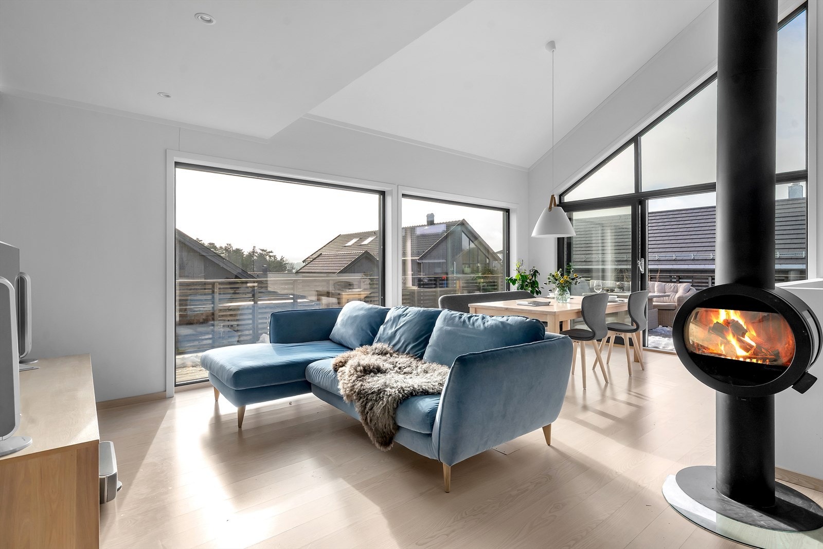 Stue | De store vindusflatene sørger for rikelig med naturlig lysinnslipp, og bidrar sammen med takhøyden til en god romfølelse. Galleribilde