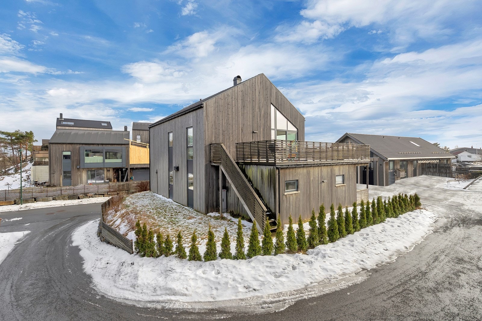 Representativ og pen fasade | Pent opparbeidet tomt med hage, gode parkeringsmuligheter og gode solforhold. Galleribilde