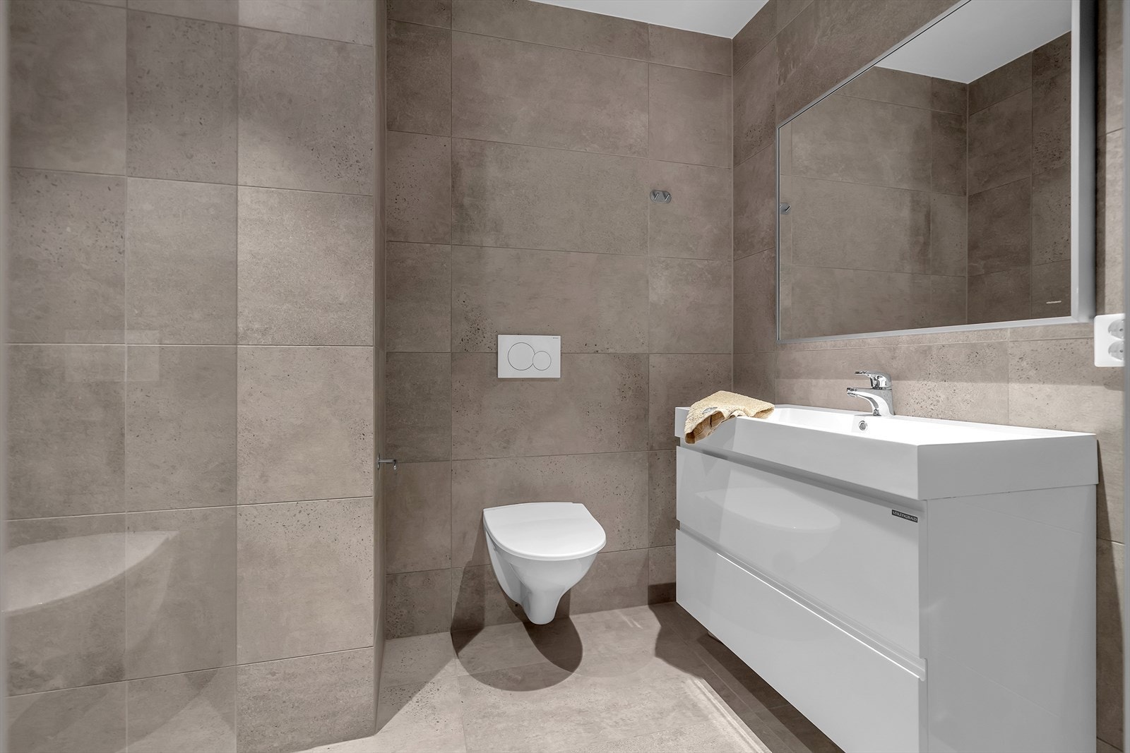 Lekkert bad med vegghengt toalett og dusjnisje | Varme i gulv. Galleribilde